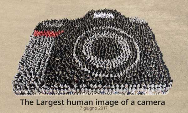 Столетие Nikon отметили самой большой «фотокамерой из людей» 4