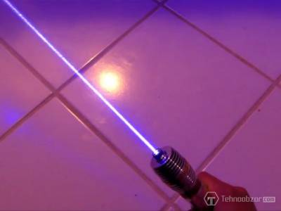 Американец создал копию светового, лазерного меча