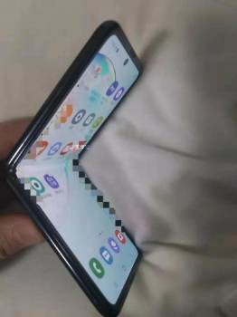 Появились фотографии смартфона-раскладушки от Samsung с гнущимся экраном