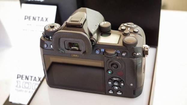 Флагманской зеркальной камере Pentax K формата APS-C приписывают гибридный видоискатель