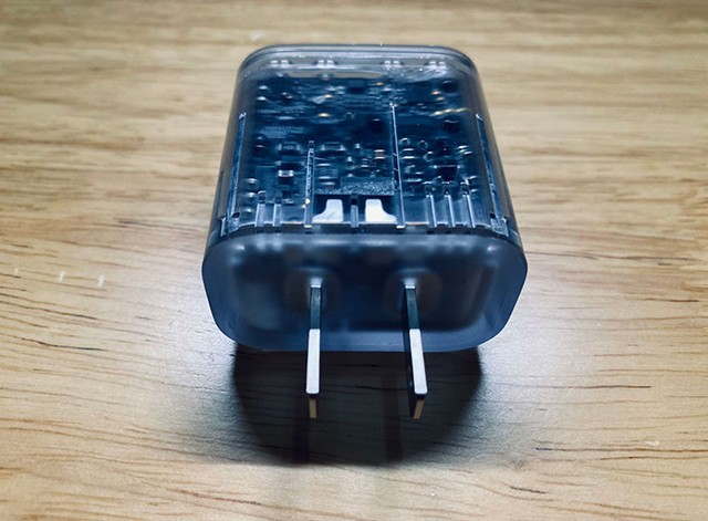 В сети появились фотографии 20-ваттного адаптера питания для iPhone 12 Pro