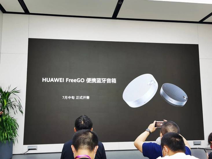 Huawei FreeGo Portable Bluetooth Speaker — стильная компактная портативная колонка с рядом дополнительных функций