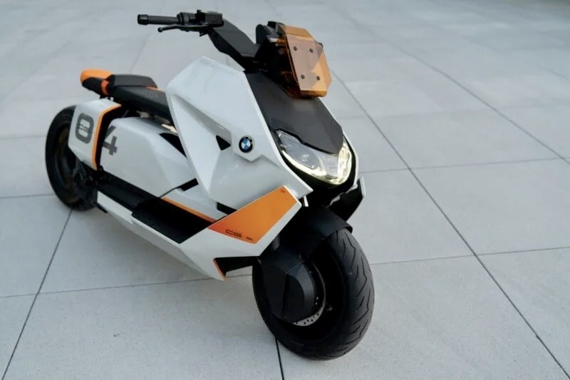 BMW показала городской электроскутер Motorrad Definition CE 04