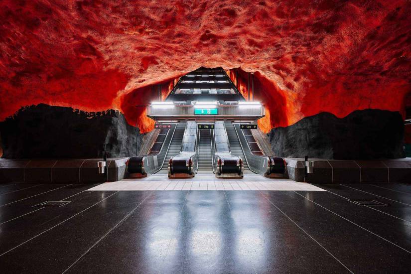 Фотограф пробрался в опустевшее метро Стокгольма и остолбенел. Кадры заворожили!