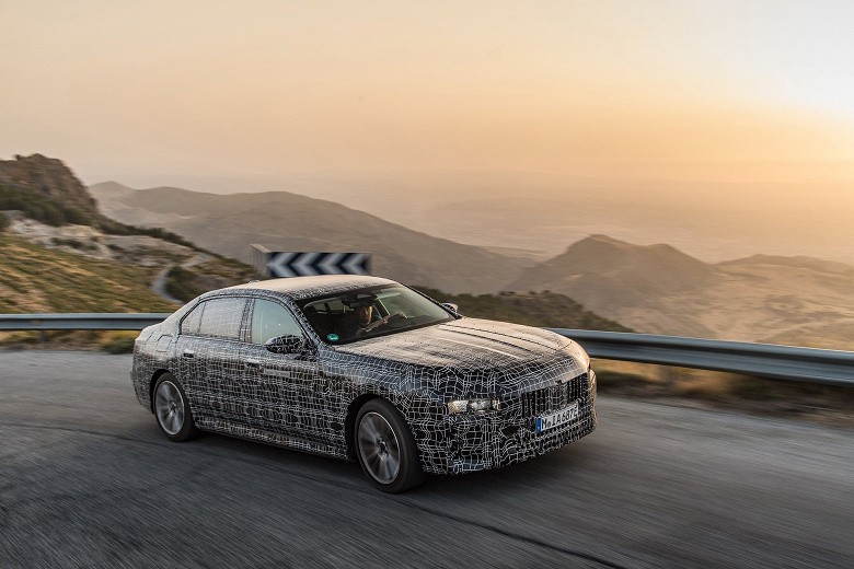 660 л.с. и 700 км без подзарядки. Электрический BMW i7 проходит тесты в горячих странах