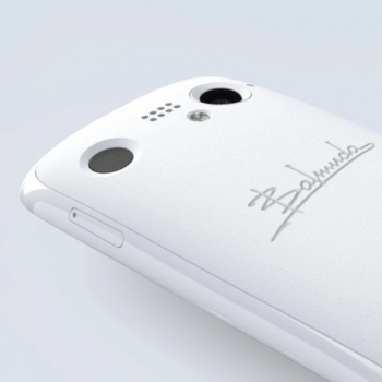 Увлекательный малогабаритный 4,9-дюймовый телефон Balmuda сняли с реализации.