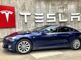 Tesla добавила в автопилот брутальный режим без остановки авто на жёлтый и перед знаком STOP
